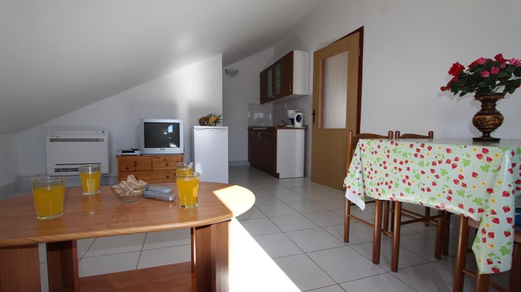 Apartments Ravlic Malinska Exterior photo